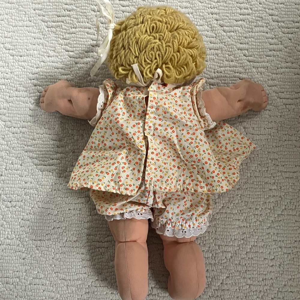 Vintage Cabbage Patch Doll with original dress signed 1985 bib some stains - Picture 4 of 15